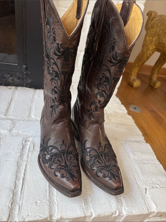 Cavenders Shoes - Women’s Brown Leather Western Boots with Black Embroidered  7 | Cowgirl Boots 7